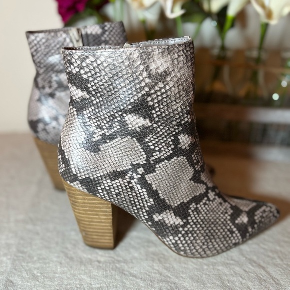 Carlos by Carlos Santana Women's Tibbie Heeled Ankle Bootie Snake Skin Size 6.5M - Picture 1 of 10